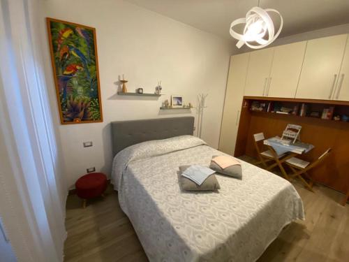um quarto com uma cama com duas almofadas em Sissi B&B em Pozzuoli