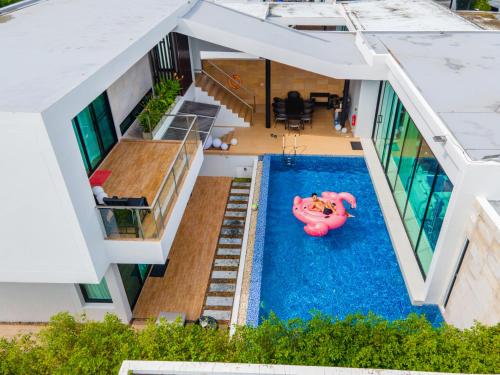 Kolam renang di atau dekat dengan Movenpick Pool villa by Angkana
