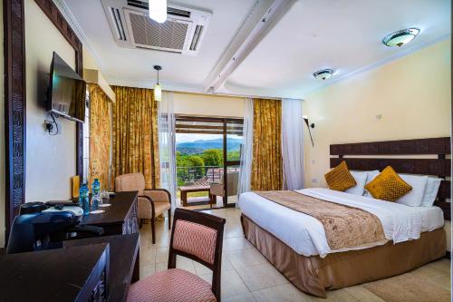 Habitación de hotel con cama y escritorio en Lake Bogoria Spa Resort, en Marigat