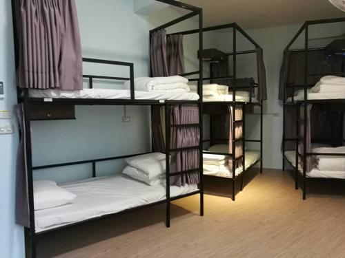 新竹想巷背包客棧的房间里的一组双层床