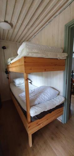 Tempat tidur susun dalam kamar di Fjällstuga 5B i Foskros m kamin