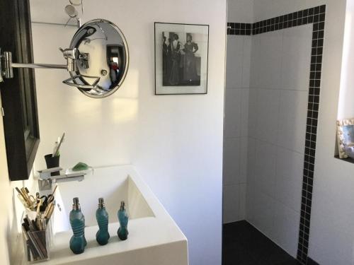 een badkamer met een witte wastafel en een douche bij Chambre 1 personne avec terrasse centre ville Marseille 3 nuits min , femme uniquement in Marseille