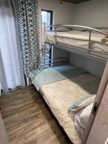 Ένα ή περισσότερα κρεβάτια σε δωμάτιο στο Slapen op het Water