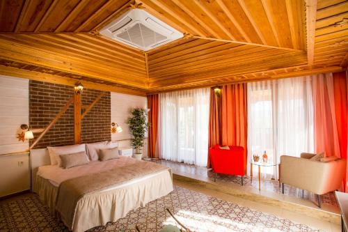 1 dormitorio con cama, sofá y ventanas en Villa Marine Hotel, en Akyaka