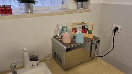 a small table in a kitchen next to a sink at "פנינת עין כרם" יחידות ורד ואגוז in ‘En Kerem