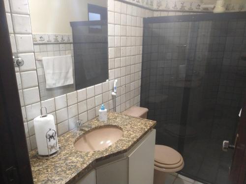 Apartamento/Duplex Praia do Francês في برايا دو فرانسيس: حمام مع حوض ومرحاض ودش