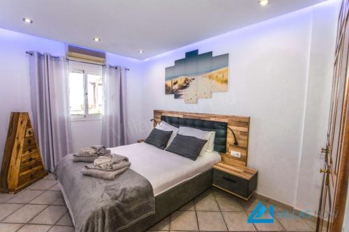 een slaapkamer met een groot bed in een kamer bij Villa Graciosa By Villas Now Ltd in Playa Blanca