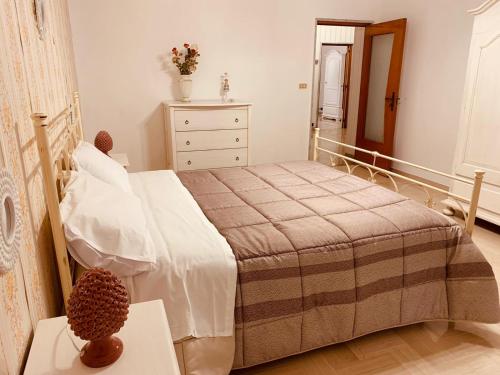 a small bedroom with a bed and a dresser at Il Cappello Di Paglia Casa Vacanze in Putignano