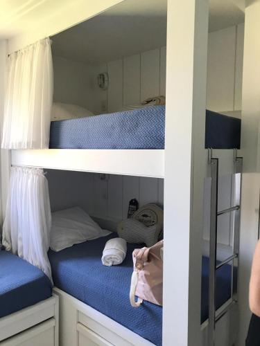 Katil atau katil-katil dalam bilik di Apt Coral Azul Iberostate Praia do Forte