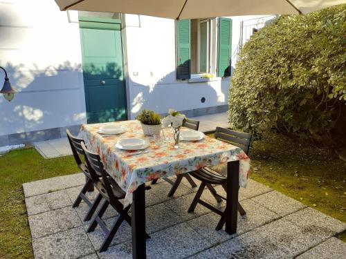 Κήπος έξω από το BELLAGIO DREAMS APT, pool, with private garden, near lake