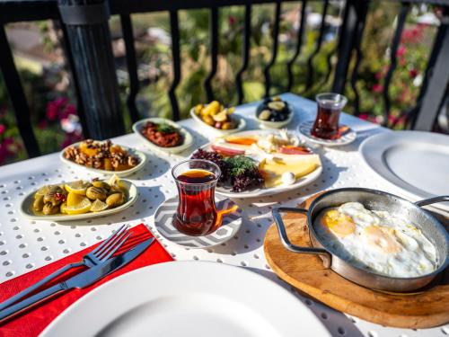 une table avec des assiettes de nourriture sur une table dans l'établissement Villa Marine Hotel, à Akyaka