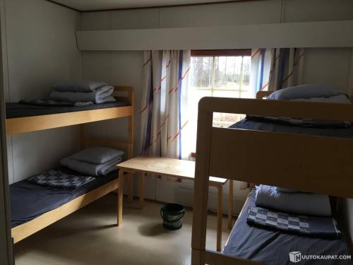 Zimmer mit 2 Etagenbetten und einem Fenster in der Unterkunft NORDIC LAKES OY/AB in Taivalkoski
