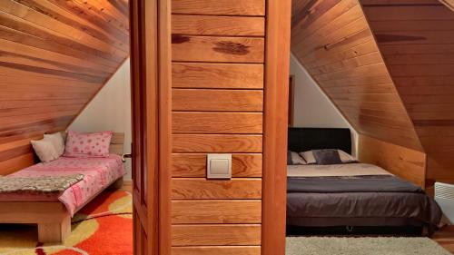 1 dormitorio pequeño con 1 cama y escalera en Apartmani d&s, en Mokra Gora