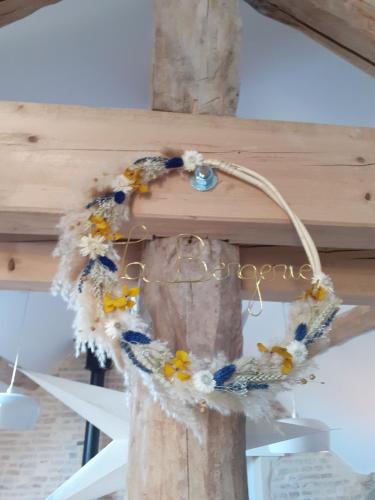 a wreath on top of a wooden table at La Bergerie à Palleau, Les Blés Dorés et Les Graines de Lin à Corgengoux, proches de Beaune et de ses villages viticoles in Palleau