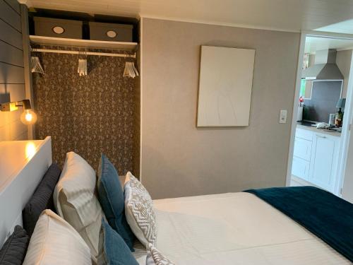 a small bedroom with a bed and a kitchen at Country house Au Ballet des Hirondelles in Herve