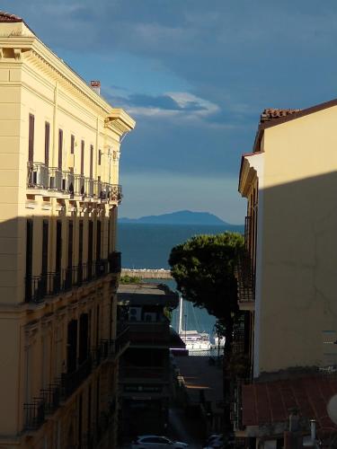een uitzicht op de oceaan vanaf twee gebouwen bij Mi casa tu casa in Formia