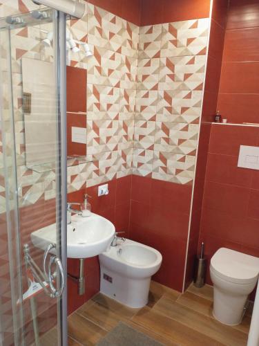 een badkamer met een wastafel en een toilet bij Mi casa tu casa in Formia