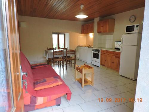 une cuisine et une salle à manger avec une table et des chaises et une cuisine avec dans l'établissement Gite au pied du mont Lozère 3, à Mas-dʼOrcières