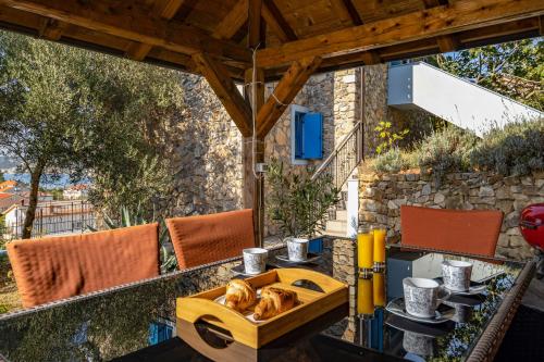 スペタルスカ・ドラガにあるVilla Lapidaの屋外テーブル(パティオの木製ボックス付)