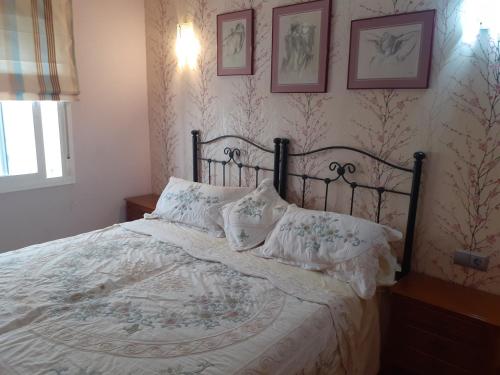 Un dormitorio con una cama con sábanas y almohadas blancas. en Albaida II Bajo G Apartamento Nerja, en Nerja