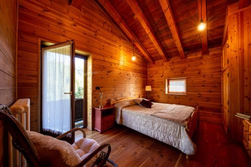 una camera con un letto in una cabina di legno di Maison Chacard cir0039 a Pila
