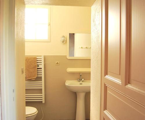 Chenac Saint Seurin D'uzet的住宿－Logis de Chenac，一间带水槽、卫生间和镜子的浴室