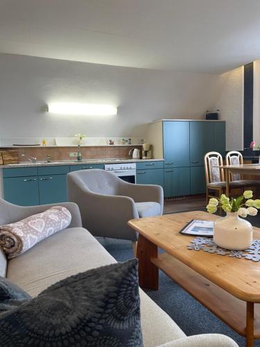 uma sala de estar com armários azuis e uma mesa em Ferienhaus Freitag em Kurort Oberwiesenthal