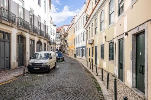 Chic Tailor Made Flat in Chiado