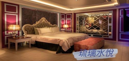 a bedroom with a king sized bed with purple lighting at Shuiyue Boutique Motel in Dali