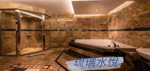 a bathroom with a tub and a sink at Shuiyue Boutique Motel in Dali