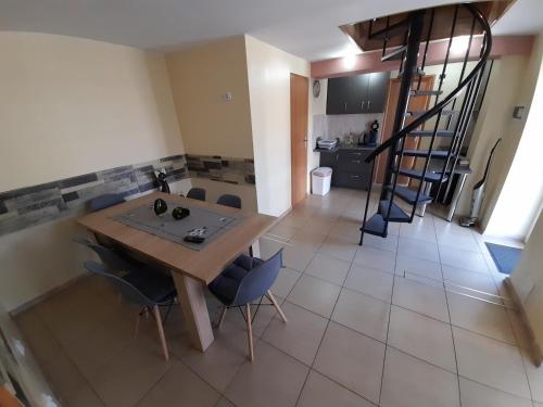 a kitchen and dining room with a wooden table and chairs at Pokoje FreeDoor in Ługniany