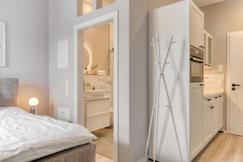 a bedroom with a refrigerator next to a bed at Apartment Homely in Porta Westfalica