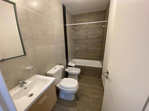 Un baño con inodoro, lavabo y bañera. en La Escondida Salta 1, en Salta