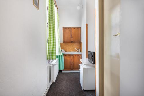 Baño pequeño con lavabo y lavabo en Penzion Polubný, en Kořenov