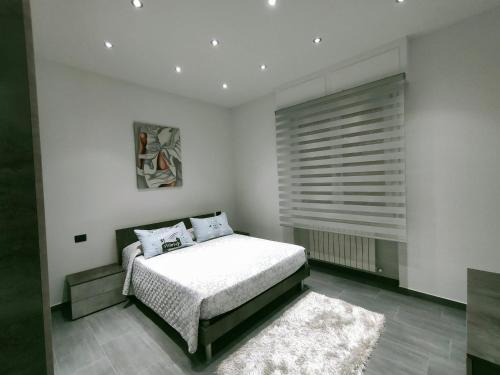 Un pat sau paturi într-o cameră la Bella Vigevano