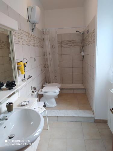 a white bathroom with a toilet and a sink at bed & breakfast Acquaviva di Vullo Vincenzo in Acquaviva Platani