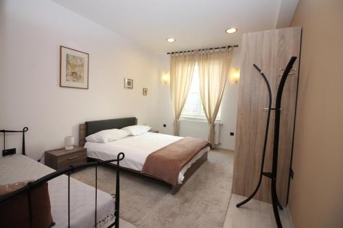 een kleine slaapkamer met een bed en een raam bij Classy Apartment Zagreb in Zagreb