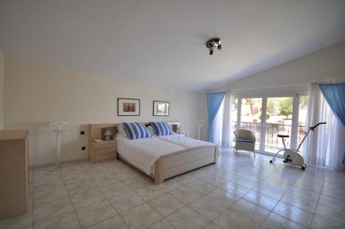 een slaapkamer met een bed en een groot raam bij Houm Villa Son Rigo in Playa de Palma