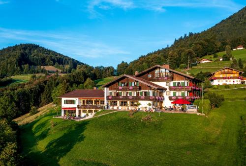 eine Luftansicht eines Resorts in den Bergen in der Unterkunft Alpenhotel Denninglehen in Berchtesgaden