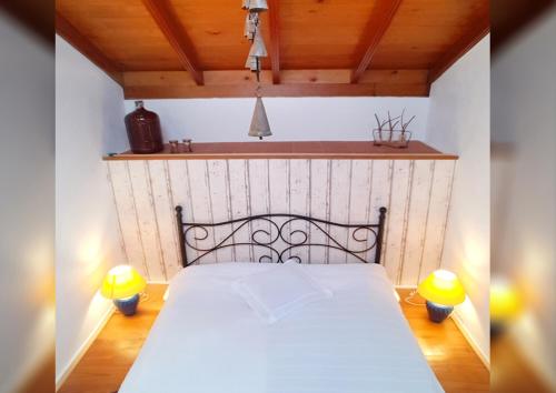 ein Schlafzimmer mit einem schwarzen Bett mit zwei Lampen in der Unterkunft Primavera Peqa in Genovés