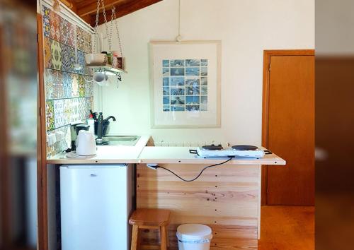 eine Küche mit einer Theke mit einer Spüle und einem Tisch in der Unterkunft Primavera Peqa in Genovés