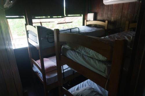 Łóżko lub łóżka piętrowe w pokoju w obiekcie Kite Point Atins