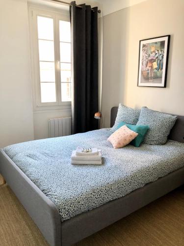 une chambre avec un lit avec deux serviettes dessus dans l'établissement Charming and modernly designed 2 bedroom - Old Town, à Antibes