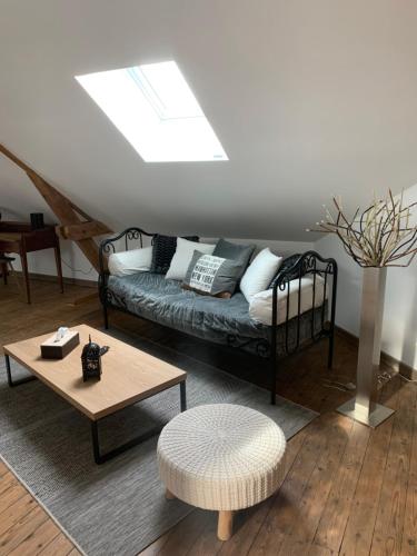 un salon avec un canapé et une table basse dans l'établissement LA CABANE, à Amiens