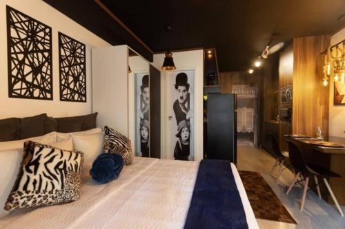 een slaapkamer met een bed en een eetkamer bij The Royal 213 - Downtown República - Centro - SP in Sao Paulo