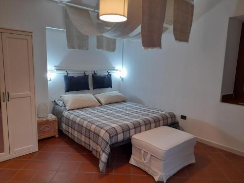 um pequeno quarto com uma cama e um banco em Il Sogno di Bea em Terni