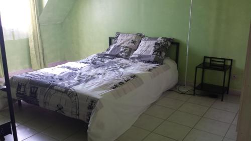 ein Schlafzimmer mit einem Bett in einem Zimmer in der Unterkunft Chambre meublée à 5mn de Disneyland Paris in Ferrières-en-Brie