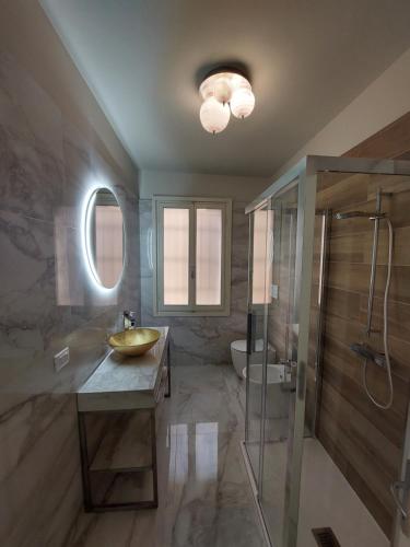 y baño con lavabo y ducha. en Residenza Donini in Venice Suite 1 en Venecia