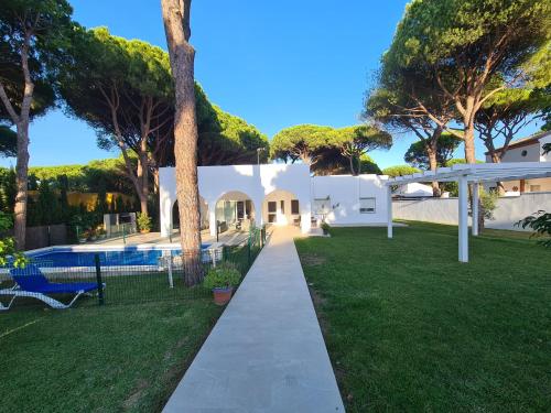 a driveway leading to a house with a pool at Roche Pinos Verdes in Roche