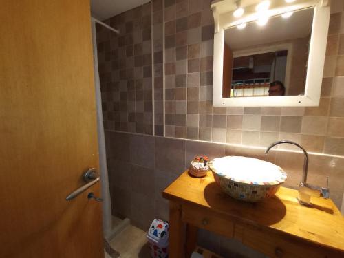 a bathroom with a sink and a mirror at TENDERETE in Villa General Belgrano